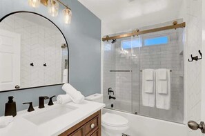 Shower, shampoo - Spacious 3BR+Den Retreat w/ Yard + Pool Table (Las Vegas)