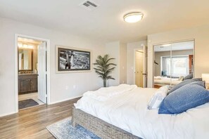 3 bedrooms, iron/ironing board, WiFi, bed sheets - Modern 3BR Home with Pool, Jacuzzi, Games Room (Las Vegas)