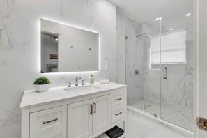 Shower, hair dryer, towels, shampoo - Luxury 4BR Coconut Grove Home w/ Pool & BBQ (Miami)