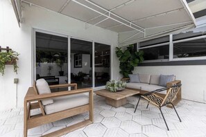 Terrace/patio - Luxury 4BR Coconut Grove Home w/ Pool & BBQ (Miami)