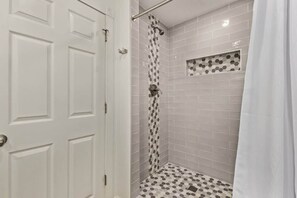 Shower, hair dryer, shampoo - Remodeled 2BR Central PHX Gem w/ Free Parking (Phoenix)