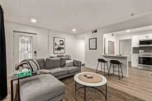 TV, offices - Remodeled 2BR Central PHX Gem w/ Free Parking (Phoenix)