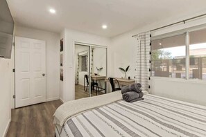 2 bedrooms, iron/ironing board, WiFi, bed sheets - Remodeled 2BR Central PHX Gem w/ Free Parking (Phoenix)