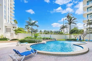 Pool - Beachfront condo w/pool, gym & direct beach access (Hollywood)