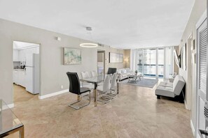 TV - Beachfront condo w/pool, gym & direct beach access (Hollywood)