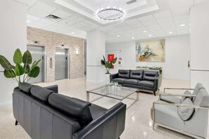 Interior - Beachfront condo w/pool, gym & direct beach access (Hollywood)