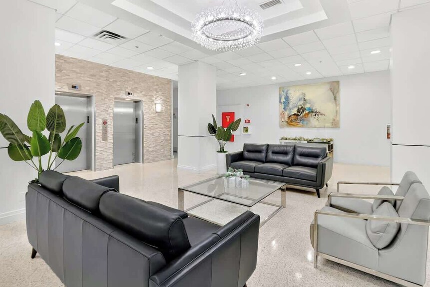 Beachfront Condo W/pool, Gym & Direct Beach Access - Hollywood, FL