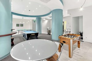Game room - Beachfront condo w/pool, gym & direct beach access (Hollywood)
