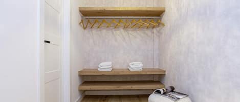 Apartment (3 Bedrooms) | 3 bedrooms, iron/ironing board, free WiFi, bed sheets