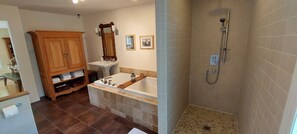 Hair dryer, towels, soap, toilet paper - La Maison Hacquard (4BR) - 35 min from Mont-Tremblant, Perfect for Families (St-Emile de Suffolk)