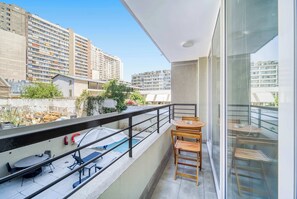 Outdoor dining - Central Isabel I - Modern apartment Pool, AC & Wifi (Santiago)