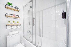 Shower - Central Isabel I - Modern apartment Pool, AC & Wifi (Santiago)