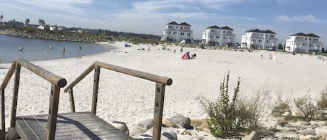 بالقرب من الشاطئ