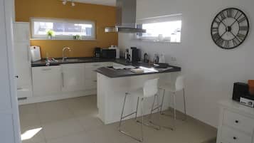 KĂŒhlschrank, Mikrowelle, Ofen, Herdplatte