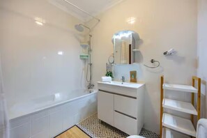 Shower, hair dryer, bidet, towels - Casa Vida Pura - Tavira (Tavira)