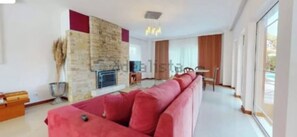 TV - Luxury Villa Aroeira (Setúbal)