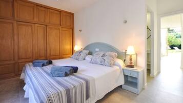 4 bedrooms, iron/ironing board, WiFi, bed sheets