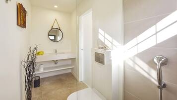 Shower, hair dryer, towels