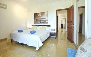 4 bedrooms, iron/ironing board, WiFi, bed sheets