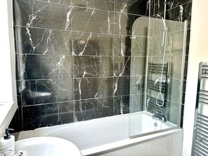 Unclassified image, 2 of 20, button - Fantastic 4-bedroom apartment with AC in charming Bolton (Bolton)