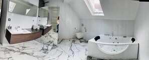 Een douche, een bubbelbad, een haardroger, handdoeken