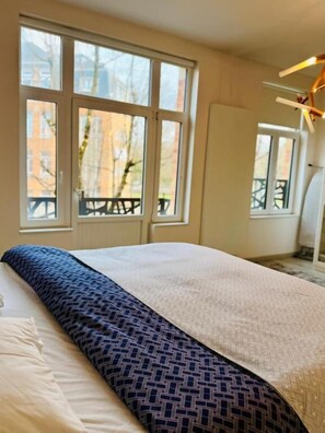 4 slaapkamers, een bureau, een strijkplank/strijkijzer, reisbedje