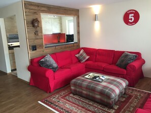 TV - Cosy apartment, great views and ski in ski out(conditions permitting) (Saas-Fee)