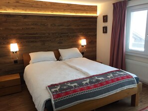 2 bedrooms, iron/ironing board, WiFi, bed sheets - Cosy apartment, great views and ski in ski out(conditions permitting) (Saas-Fee)