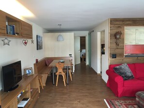 Interior - Cosy apartment, great views and ski in ski out(conditions permitting) (Saas-Fee)