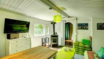 Fernseher, Kamin, Bücher, Stereoanlage