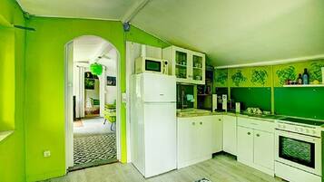 Réfrigérateur, micro-ondes, plaque de cuisson, cafetiÚre/bouilloire