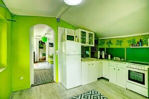 Frigorífico, microondas, placa de cocina y cafetera o tetera