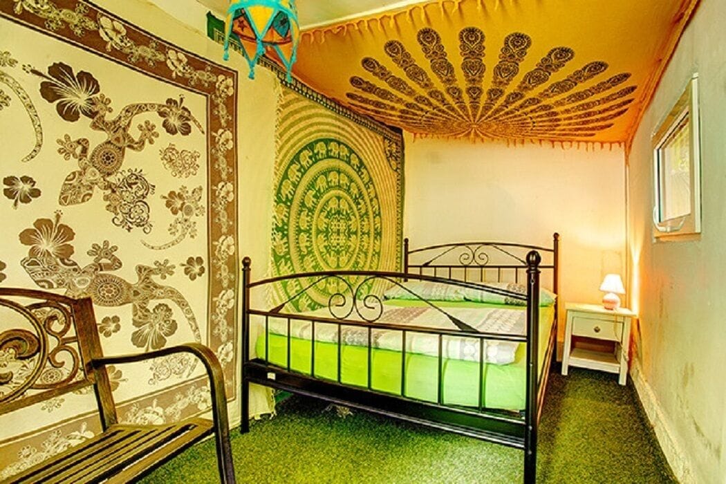 Coffres-forts dans les chambres, bureau, fer et planche à repasser