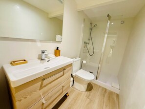 Hair dryer, towels - "Maison Gaïa" Splendid T2, air conditioning, garage and wifi (Sète)