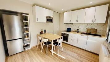 Kühlschrank, Mikrowelle, Ofen, Geschirrspüler