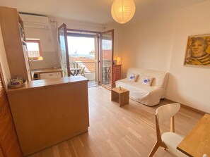 Unclassified image, 2 of 31, button - "Alba" Upper district, Air-conditioning, Sea view. (Sète)