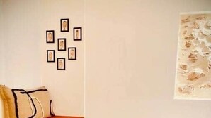 A cozy room with a sofa, a small round table, a chair, and a rug. - "Ribot" Coquet studio in the heart of Sète, Air conditioning & Wifi (Sète)
