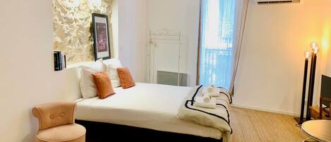 Iron/ironing board, WiFi, bed sheets