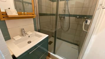 Secador de pelo y toallas