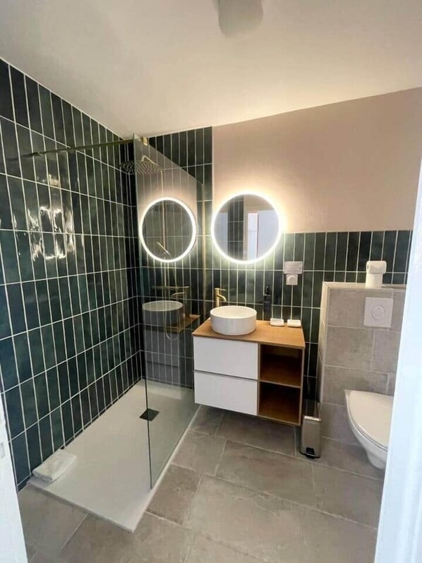 Sèche-cheveux, serviettes fournies