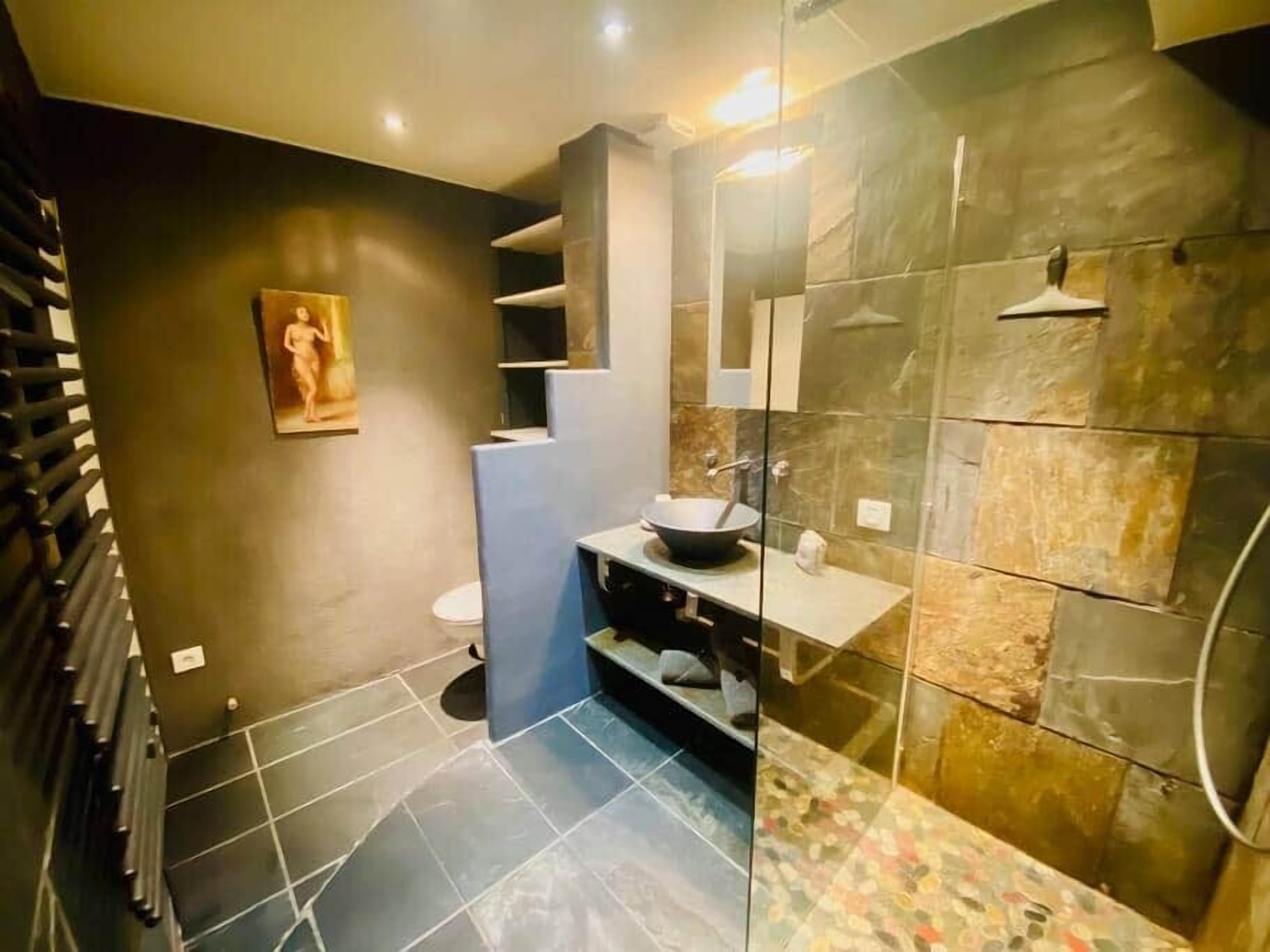 Douche, sèche-cheveux, serviettes fournies