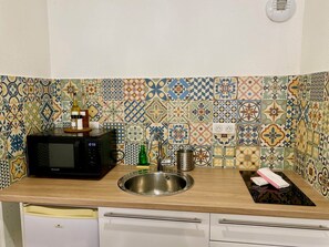 Fridge, microwave, toaster, cookware/dishes/utensils - "Axel 2" Studio Sète station area with balcony (Sète)