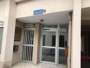 Exterior detail - "Axel 2" Studio Sète station area with balcony (Sète)