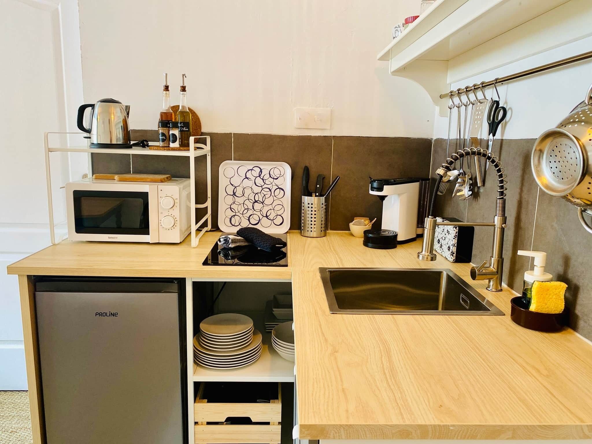 Réfrigérateur, micro-ondes, grille-pain