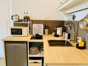 Réfrigérateur, micro-ondes, grille-pain