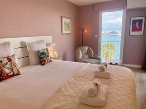 3 chambres, fer et planche à repasser, Wi-Fi, draps fournis