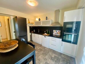 Réfrigérateur, micro-ondes, four, lave-vaisselle