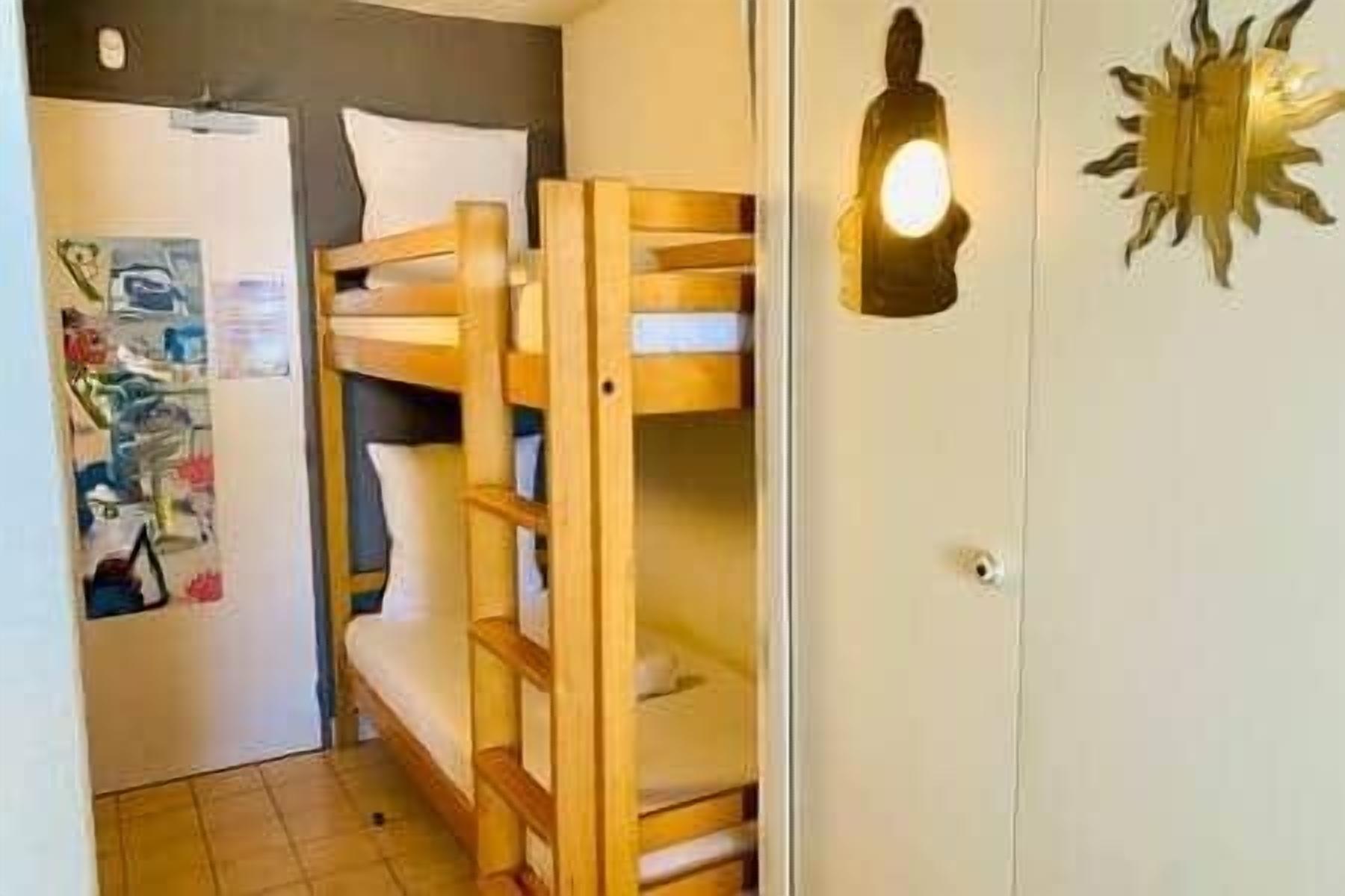 Tabla de planchar con plancha, wifi y ropa de cama 