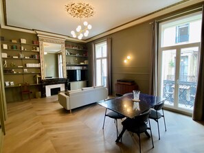 TV - Air-conditioned Haussman-style "Le Général", wifi, in the heart of town (Sète)