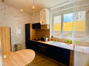 Fridge, microwave, oven, stovetop - Air-conditioned Haussman-style "Le Général", wifi, in the heart of town (Sète)